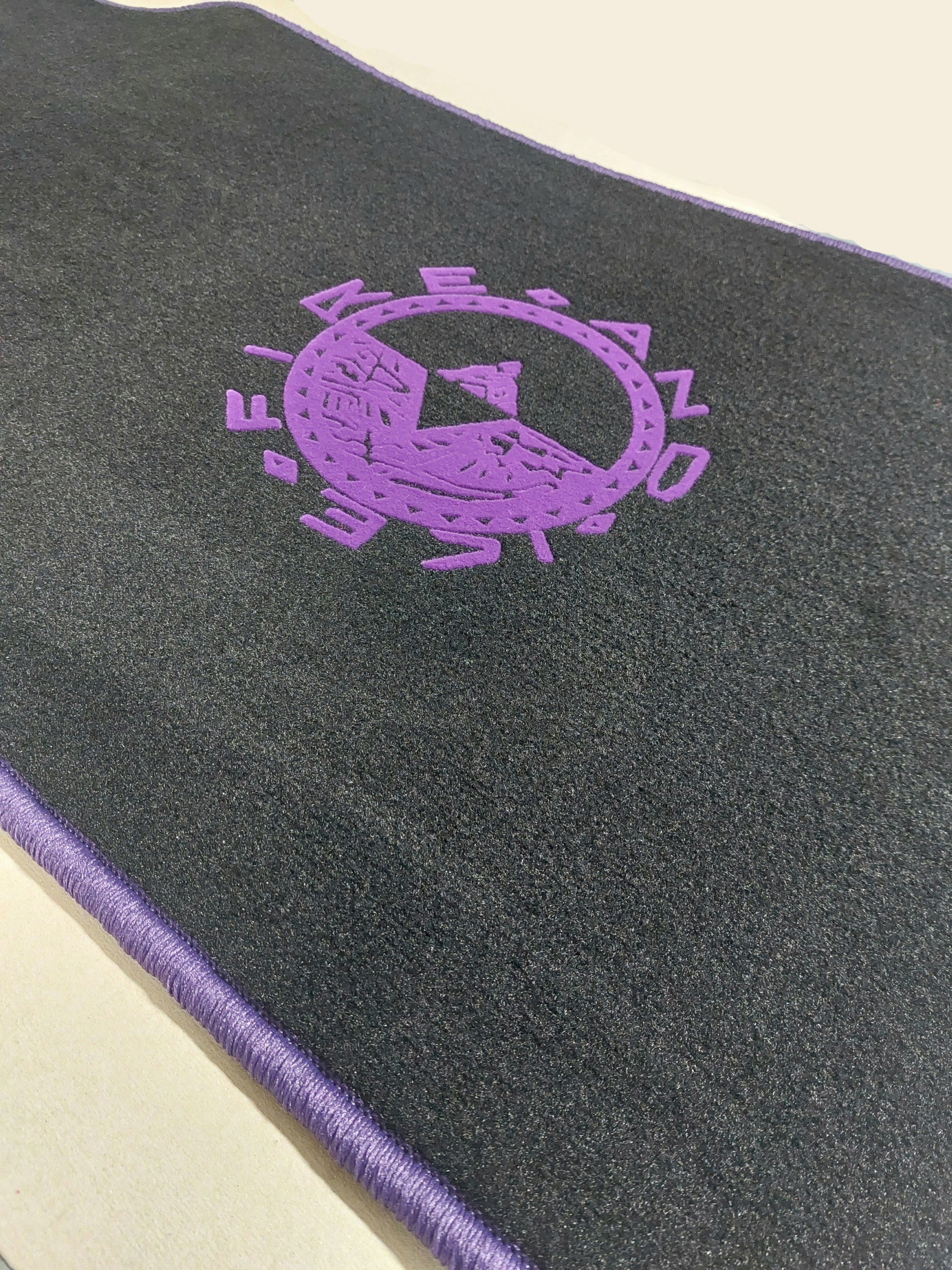 seitlich Schwarze Velours Fussmatten fuer VW Golf 2 Fire and Ice in violett.