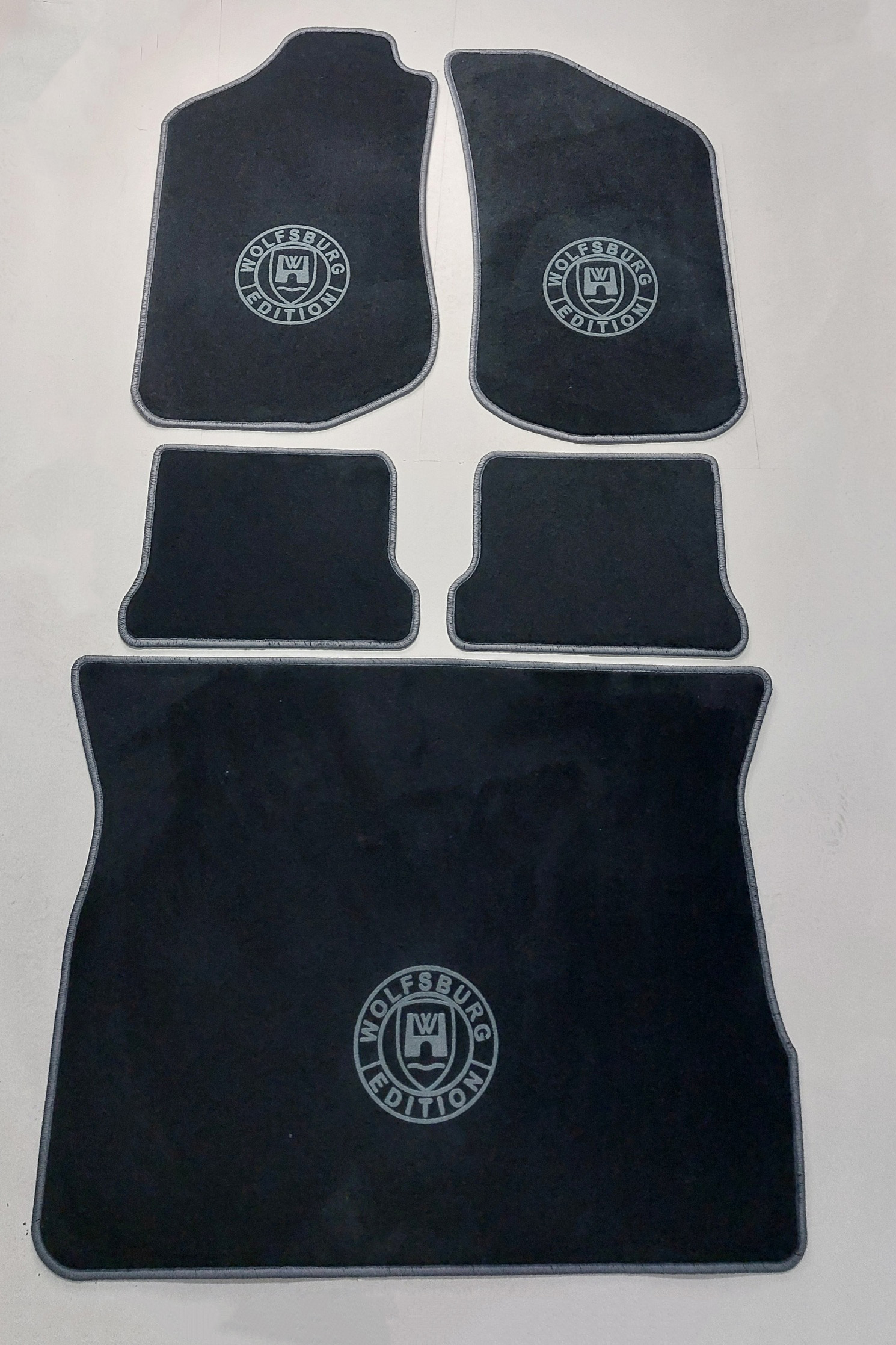 schwarze NF Fußmatten SET mit Kofferraummatte für VW Golf 2 1983-1992 mit Wolfsburg Edition in dunkelgrau